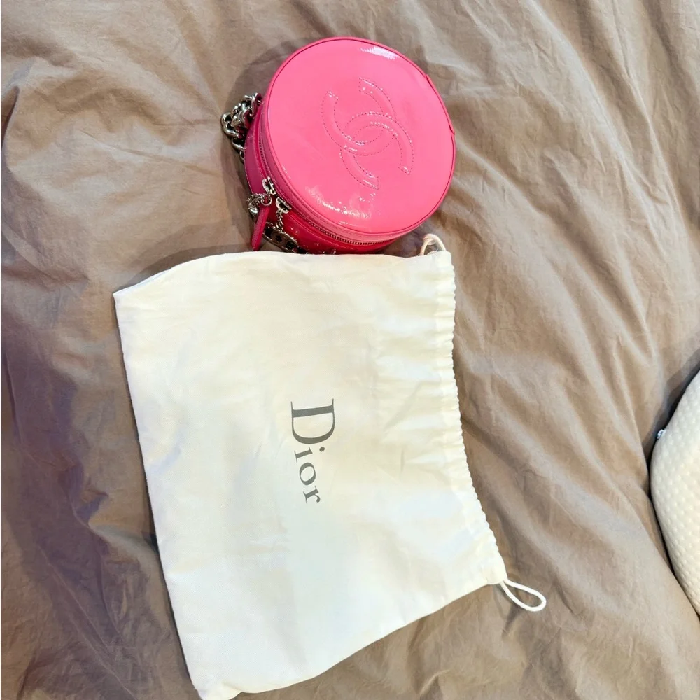 Authentic Chanel round a world bag in great condition - Picture 13 of 16